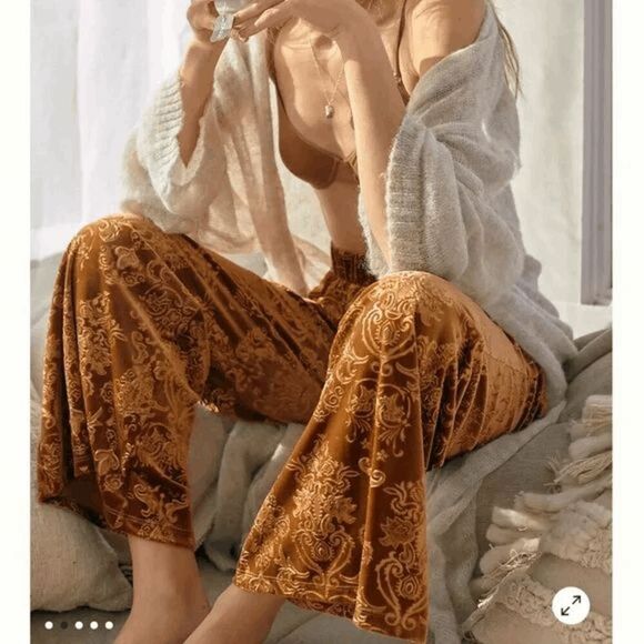 Beyond Yoga Deep Gold Bronze Baroque Velvet Wide Leg Lounge Pants L NWT - Picture 8 of 8